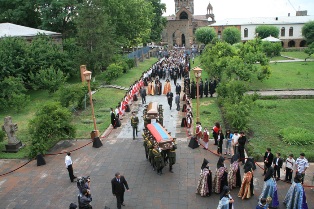 Remains of Alex and Marie Manoogian arrive in Etchmiadzin