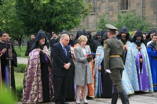 Remains of Alex and Marie Manoogian arrive in Etchmiadzin