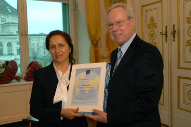 Rakel Dink receives the award
