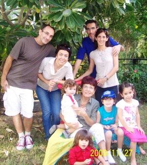 Մարօ Նիկողոսեան ընտանիքի անդամներուն հետ