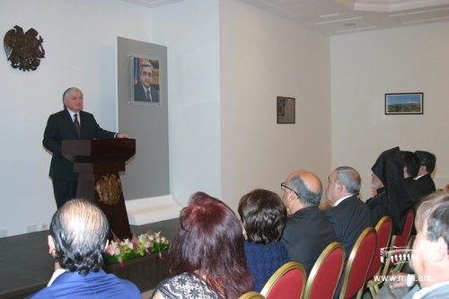 Ambassador Nalbandian addresses the Community members